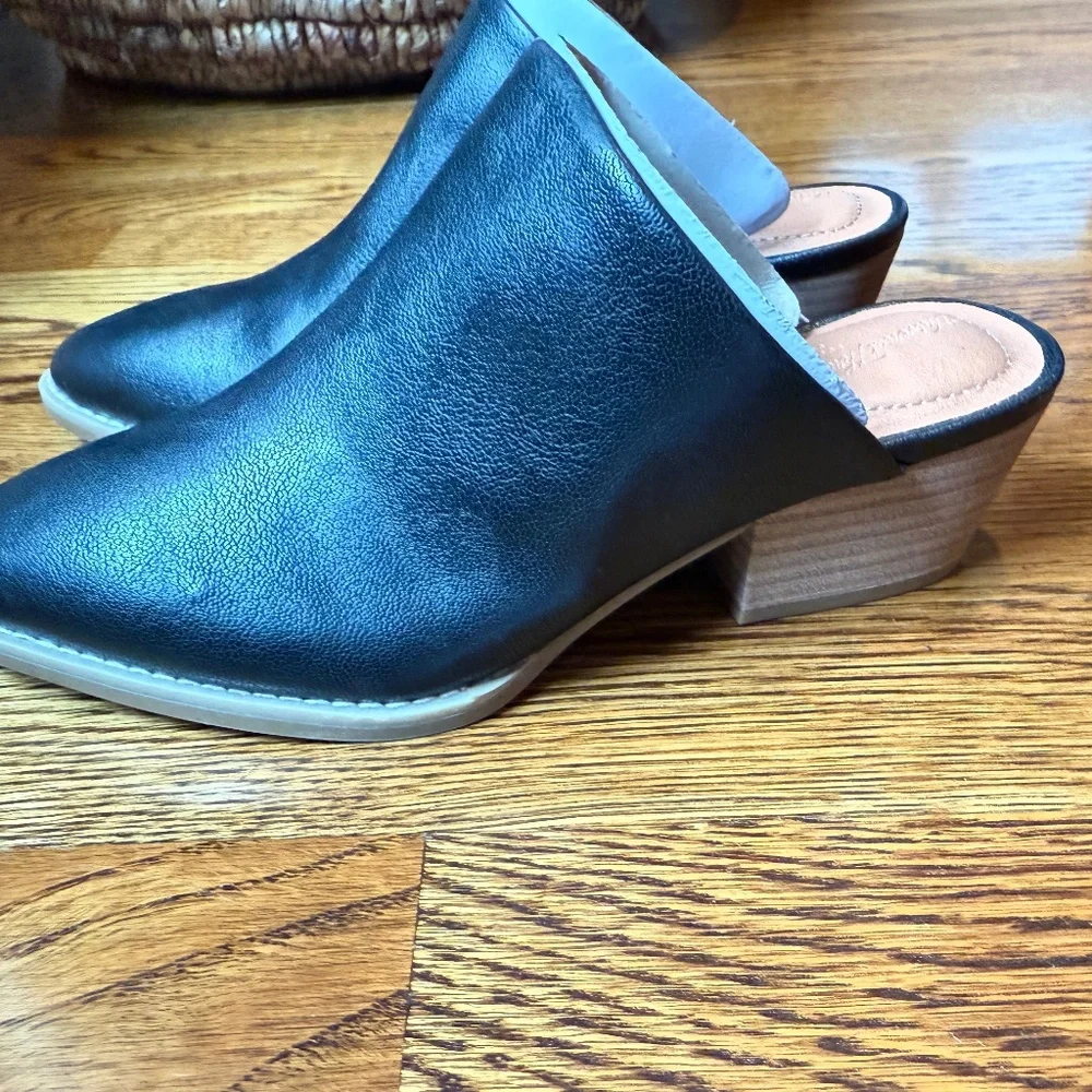 Universal Thread Black Mules (NWT) - Picture 1 of 5